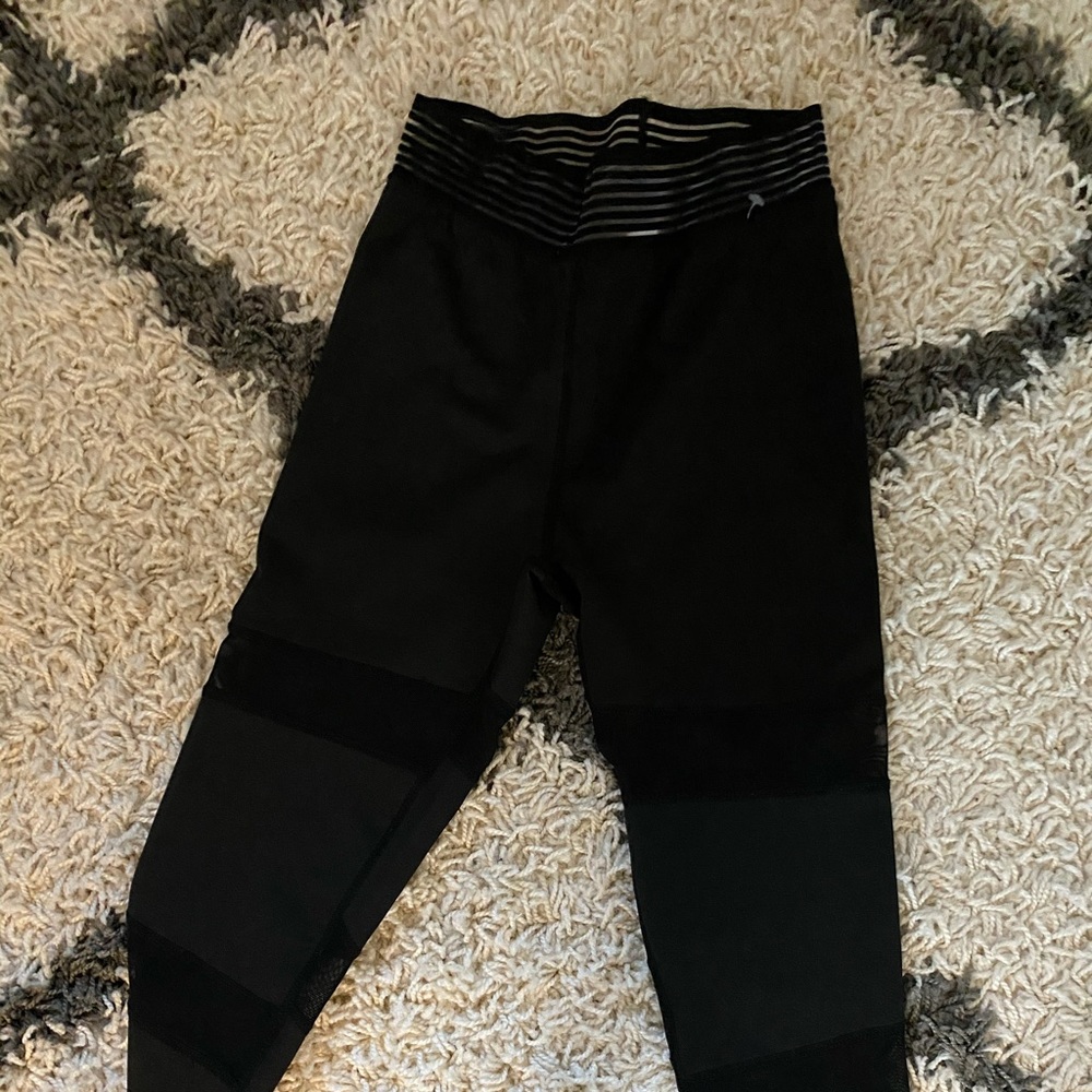 Super cute black leggings.